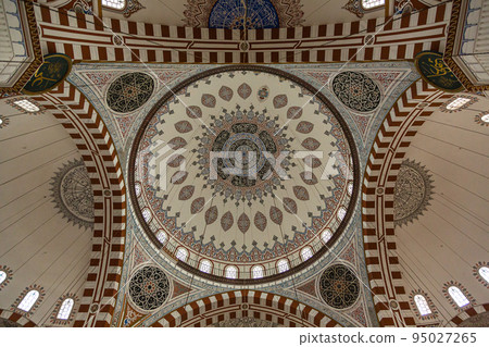 在土耳其伊斯坦布爾老城的 Shezadeh Camii 教堂內 在土耳其伊斯坦布爾老城的 Shezadeh Camii 教堂內 95027265