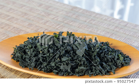 桌上木盤中的干裙帶菜海藻 95027547