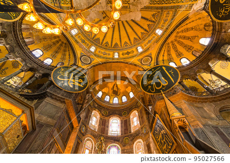 土耳其伊斯坦布爾聖索菲亞大教堂主廳的圓頂，以及刻有阿拉伯字母的圓盤 95027566