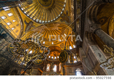 土耳其伊斯坦布爾聖索菲亞大教堂主廳的圓頂,以及刻有阿拉伯字母的圓盤 土耳其伊斯坦布爾聖索菲亞大教堂主廳的圓頂,以及刻有阿拉伯字母的圓盤 95027598