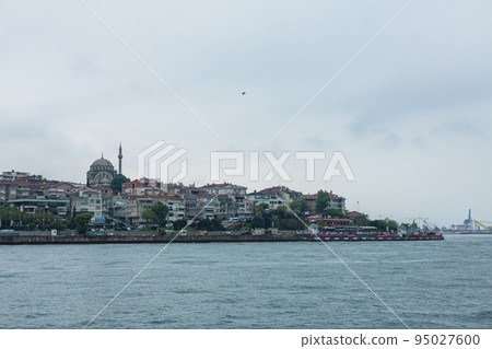 The cityscape of Uskudar on the Asian side seen from the Bosphorus Strait in Istanbul, Turkey 95027600