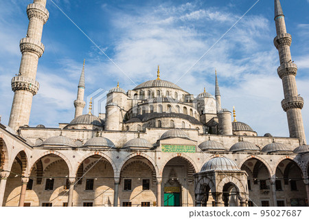 蘇丹艾哈邁德清真寺，又稱藍色清真寺，建於土耳其伊斯坦布爾的歷史區 95027687