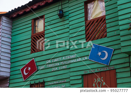 Colorful houses behind the Blue Mosque in the old city of Istanbul, Turkey Colorful houses behind the Blue Mosque in the old city of Istanbul, Turkey 95027777