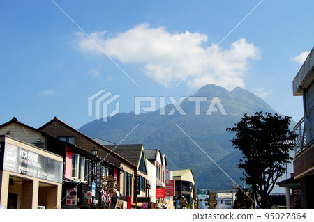 Townscape in front of Yufuin Station, Oita Prefecture 95027864