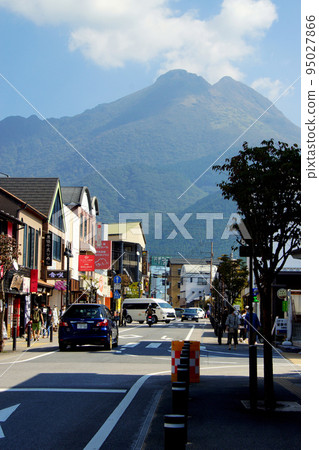Townscape in front of Yufuin Station, Oita Prefecture Townscape in front of Yufuin Station, Oita Prefecture 95027866