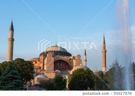 土耳其伊斯坦布爾老城的聖索菲亞大教堂。 土耳其伊斯坦布爾老城的聖索菲亞大教堂。 95027876