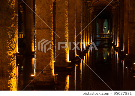 土耳其伊斯坦布爾老城地下宮殿的柱子和大水箱 95027881