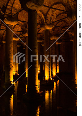 土耳其伊斯坦布爾老城地下宮殿的柱子和大水箱 95027888
