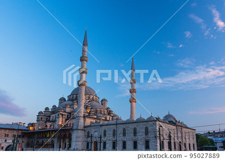 土耳其伊斯坦布爾老城夕陽照亮的新清真寺 土耳其伊斯坦布爾老城夕陽照亮的新清真寺 95027889