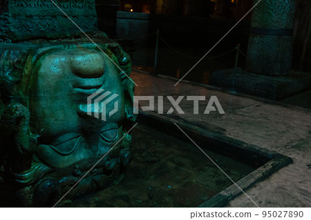 土耳其伊斯坦布爾老城地宮美杜莎頭像 土耳其伊斯坦布爾老城地宮美杜莎頭像 95027890