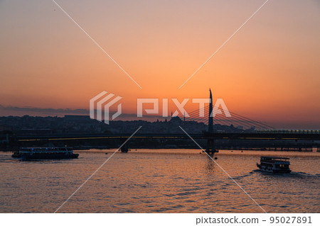 連接土耳其伊斯坦布爾金角灣新舊城鎮的橋樑和日落天空 連接土耳其伊斯坦布爾金角灣新舊城鎮的橋樑和日落天空 95027891