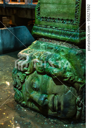 土耳其伊斯坦布爾老城地宮美杜莎頭像 土耳其伊斯坦布爾老城地宮美杜莎頭像 95027892