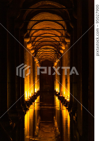 土耳其伊斯坦布爾老城地下宮殿的柱子和大水箱 土耳其伊斯坦布爾老城地下宮殿的柱子和大水箱 95027900