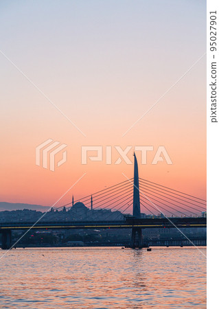 連接土耳其伊斯坦布爾金角灣新舊城鎮的橋樑和日落天空 95027901