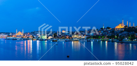伊斯坦布爾、新清真寺和蘇萊曼清真寺的金角灣夜景 伊斯坦布爾、新清真寺和蘇萊曼清真寺的金角灣夜景 95028042