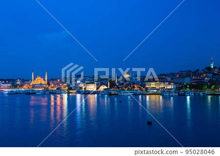 伊斯坦布爾金角灣夜景和老城燈火通明的新清真寺 伊斯坦布爾金角灣夜景和老城燈火通明的新清真寺 95028046