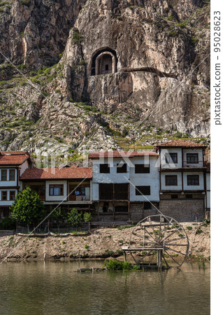 土耳其 流經阿馬西亞的耶西爾河，老城區的城市景觀，本圖斯國王的陵墓挖入懸崖 95028623