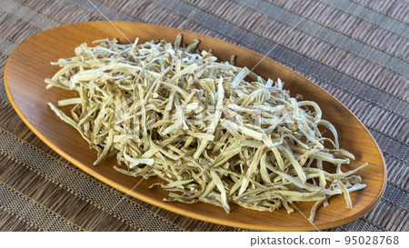 可存放在托盤上的干蔬菜(牛蒡)的俯視圖 可存放在托盤上的干蔬菜(牛蒡)的俯視圖 95028768
