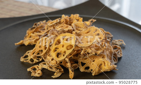 Dried vegetables (lotus root) that can be stockpiled on a black plate 95028775