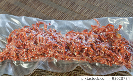 Vacuum-packed dried vegetables (carrots) that can be stored for a long time 95028784