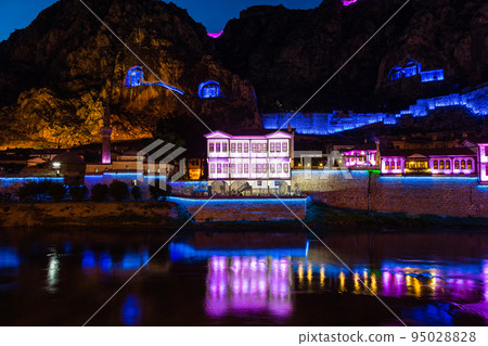 土耳其 夜晚流過阿馬西亞的耶西爾河，老城的街道，懸崖上的本都國王墓 95028828