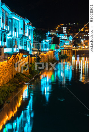土耳其 Amasya 的 Yesil 河夜間亮起燈火,老城區的街道和鍾樓 土耳其 Amasya 的 Yesil 河夜間亮起燈火,老城區的街道和鍾樓 95028861