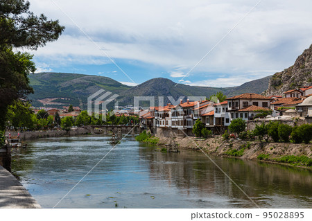 土耳其 Yesil 河流經 Amasya 和老城的街道 土耳其 Yesil 河流經 Amasya 和老城的街道 95028895