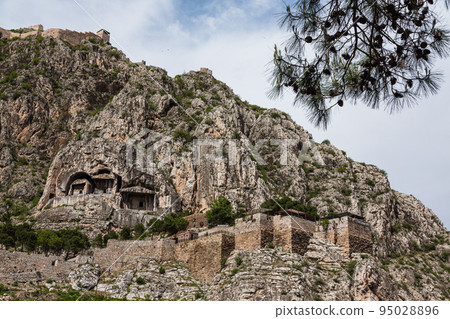 土耳其阿馬西亞老城懸崖邊挖出蓬圖斯國王墓 95028896