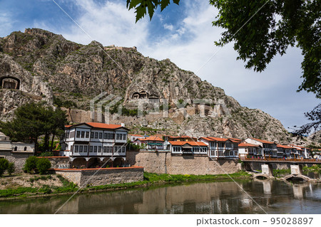 土耳其 流經阿馬西亞的耶西爾河,老城區的街道,本圖斯國王的陵墓挖入懸崖 土耳其 流經阿馬西亞的耶西爾河,老城區的街道,本圖斯國王的陵墓挖入懸崖 95028897