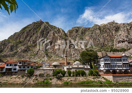 土耳其 流經阿馬西亞的耶西爾河,老城區的街道,本圖斯國王的陵墓挖入懸崖 土耳其 流經阿馬西亞的耶西爾河,老城區的街道,本圖斯國王的陵墓挖入懸崖 95028900