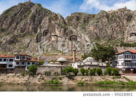 土耳其 流經阿馬西亞的耶西爾河，老城區的街道，本圖斯國王的陵墓挖入懸崖 95028901