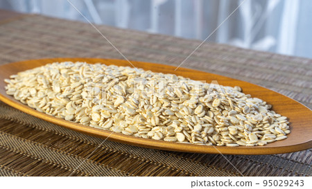 Rolled barley on a tray 95029243