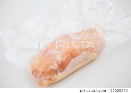 chicken in simple packaging 95029253