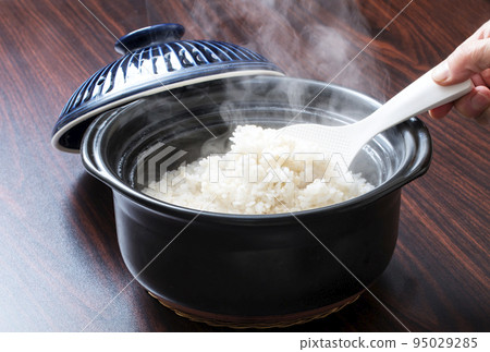 Freshly cooked rice Earthen pot rice Cooked rice White rice Image material 95029285
