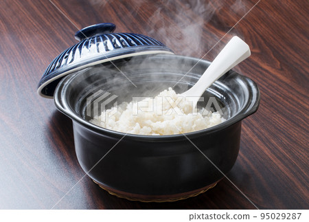 Freshly cooked rice Earthen pot rice Cooked rice White rice Image material 95029287