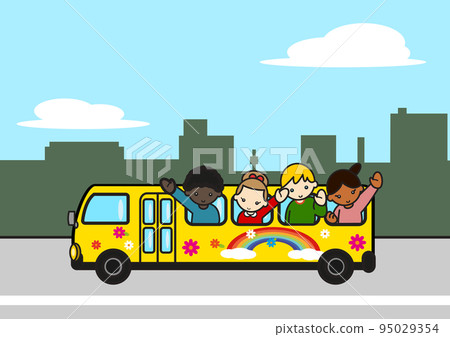 孩子們在城市的校車上奔跑 95029354