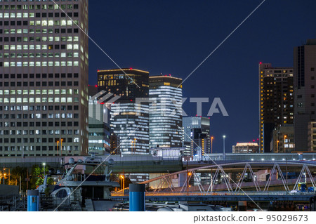 從中央批發市場區域看大阪美麗的中之島地區夜景 從中央批發市場區域看大阪美麗的中之島地區夜景 95029673