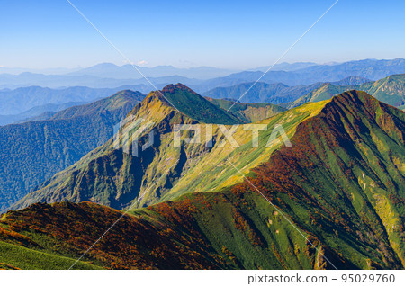 秋天的谷川山脈，紅葉色彩的小徑和藍天的絕佳景色 95029760