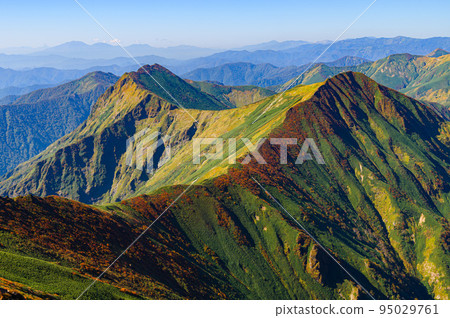 秋天的谷川山脈，紅葉色彩的小徑和藍天的絕佳景色 95029761
