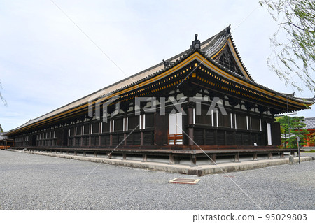 Sanjusangendo, a National Treasure where 1,000 standing statues of Senju Kannon are enshrined Sanjusangendo, a National Treasure where 1,000 standing statues of Senju Kannon are enshrined 95029803
