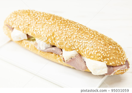 美味的卡門貝爾奶酪三明治 95031059