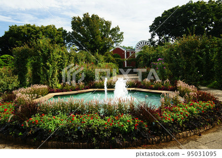 A hilltop park where the harbor can be seen The flowerbed 95031095
