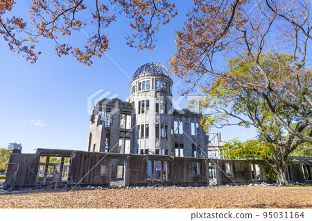 Hiroshima City, Hiroshima Prefecture Atomic Bomb Dome dyed in autumn colors 95031164