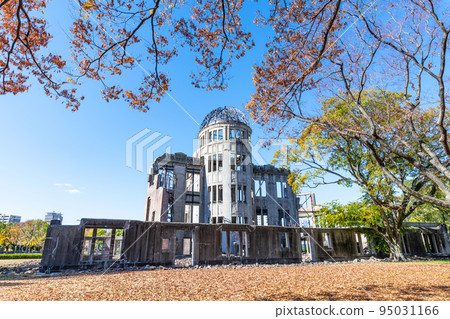 Hiroshima City, Hiroshima Prefecture Atomic Bomb Dome dyed in autumn colors 95031166