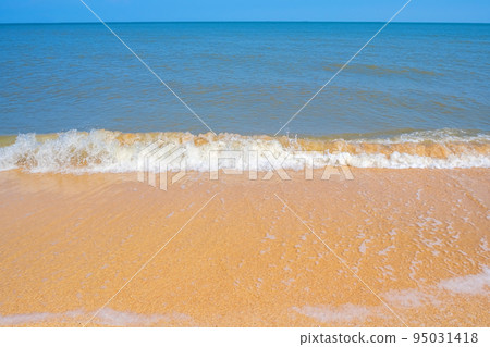 The coast of the Sea of Azov. Sea waves roll on 95031418