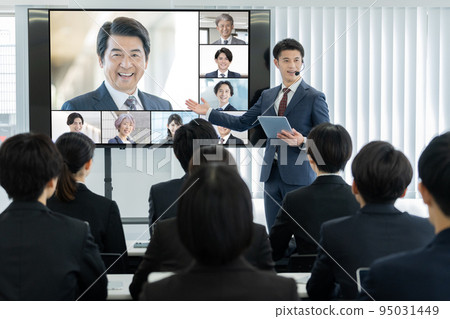 與外部講師和在大型顯示器上主持的人的商業研討會 95031449