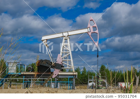 A single-shoulder rocking machine at an oil field A single-shoulder rocking machine at an oil field 95031704