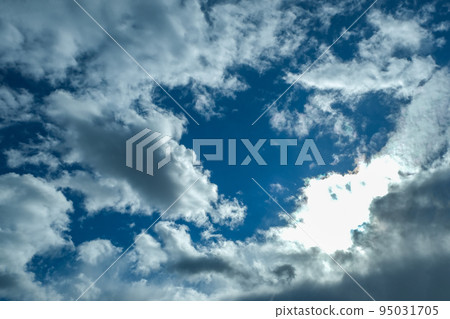 Blue sky with thunderclouds. The sun breaks 95031705