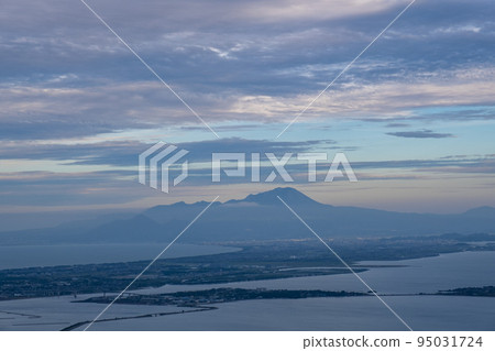 從山上看到的大山、是靈山和由美濱半島 從山上看到的大山、是靈山和由美濱半島 95031724