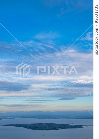 從島根半島的鶴木山上看到的蘿蔔島 95031735